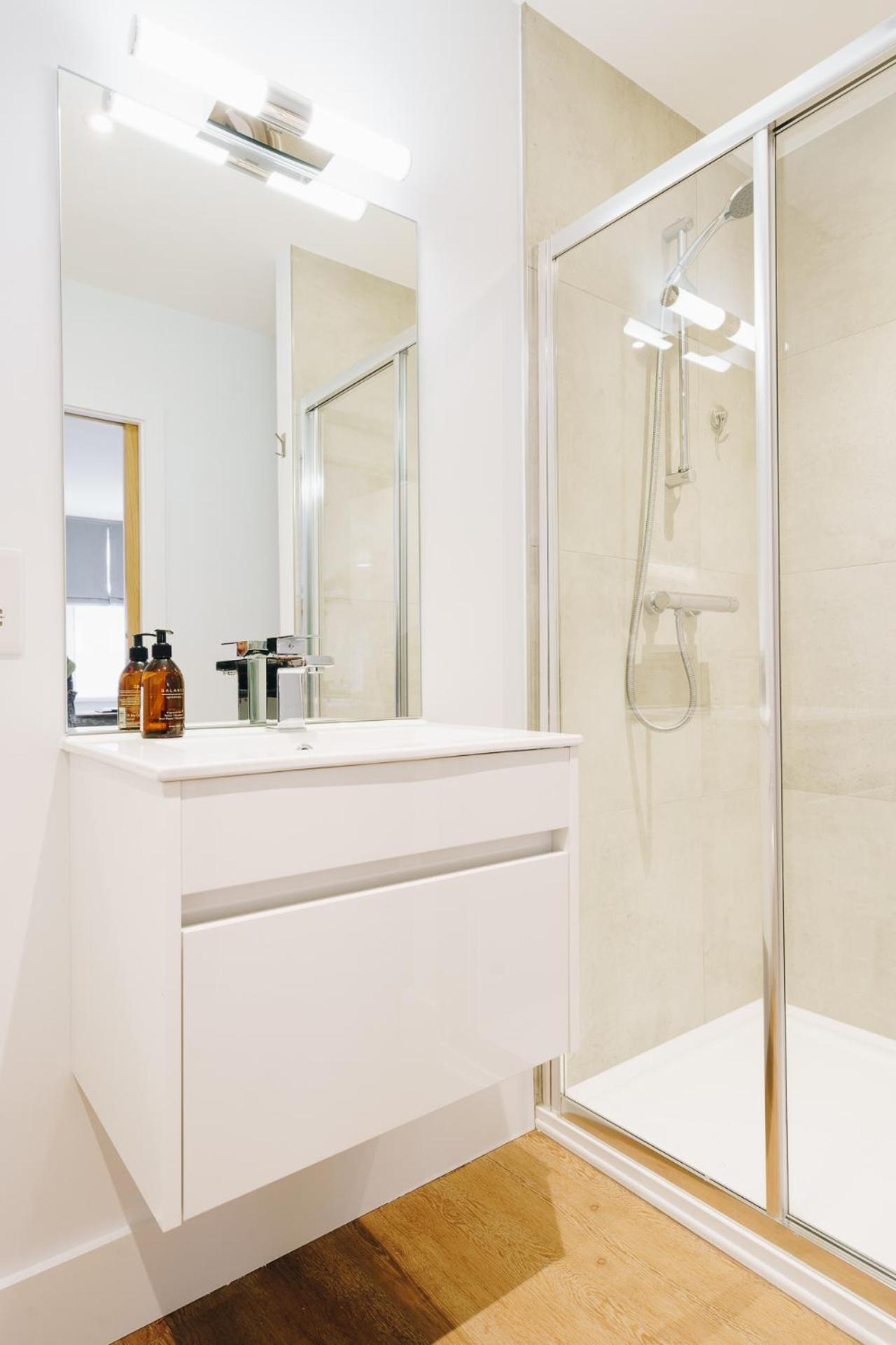 South Street Apartments Чичестър Екстериор снимка